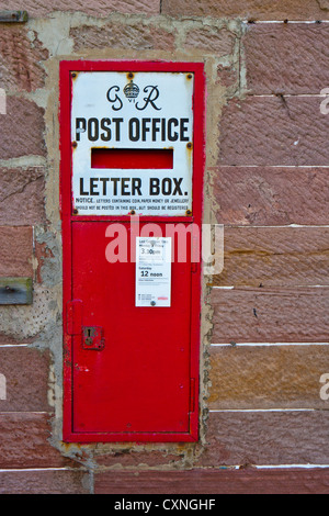 In prossimità di un vecchio letter box contro un muro di mattoni Foto Stock