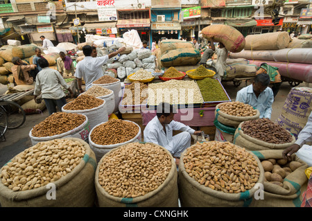 I dadi per la vendita su Khari Baoli Road, (Spice Market Bazar off Chandni Chowk), la Vecchia Delhi, India Foto Stock