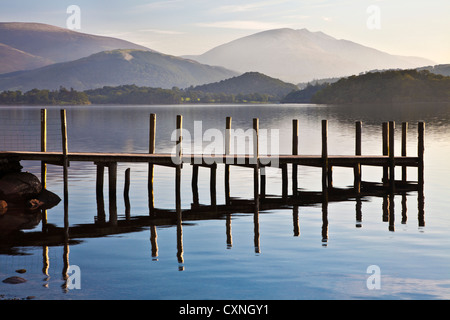 Prima luce su Derwent Water da Brandelhow, Lake District, Cumbria, England, Regno Unito Foto Stock