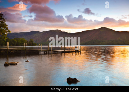 Tramonto sulla Derwent Water da Ashness sbarco, Lake District, Cumbria, England, Regno Unito Foto Stock