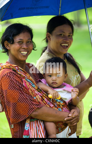 Donna con bambino più piccolo di Prambanan in Indonesia Foto Stock