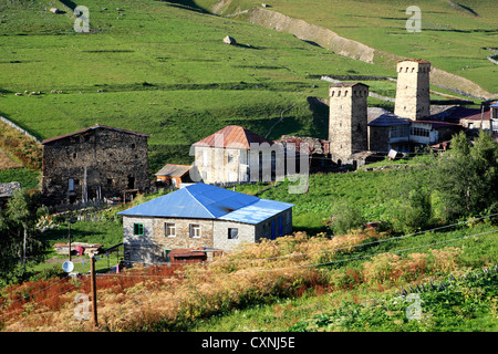 Villaggio vicino a picco Shkhara (5068 m), Ushghuli comunità Svanetia superiore, Georgia Foto Stock