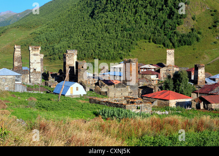 Villaggio vicino a picco Shkhara (5068 m), Ushghuli comunità Svanetia superiore, Georgia Foto Stock