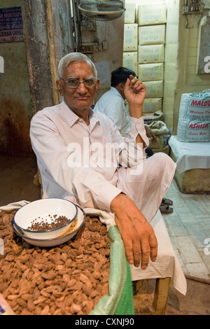 Spice Trader in un vicolo off Khari Baoli Road (Spice Market Bazar off Chandni Chowk), la Vecchia Delhi, India Foto Stock