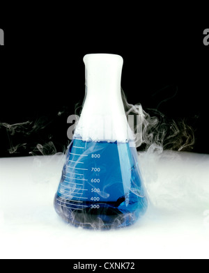 Una reazione chimica in un matraccio di Erlenmeyer Foto Stock