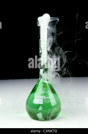 Una reazione chimica all'interno di un matraccio tarato da 250 ml Foto Stock