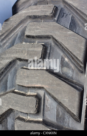 Vecchio gigante danneggiato carrello pneumatico. Colpo verticale Foto Stock