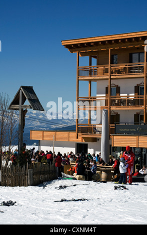 Gli sciatori e gli snowboarder escursionisti in montagna Hotel Goldknopf Alpe Di Siusi Seiseralm Val Gardena Dolomiti Italia Foto Stock