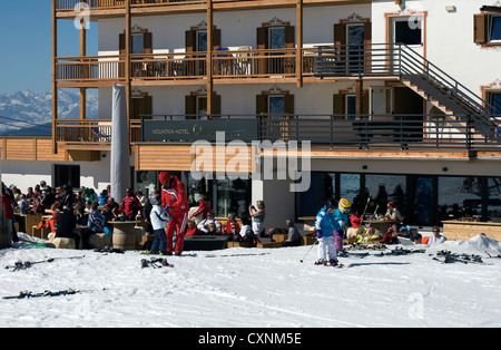 Gli sciatori e gli snowboarder escursionisti in montagna Hotel Goldknopf Alpe Di Siusi Seiseralm Val Gardena Dolomiti Italia Foto Stock