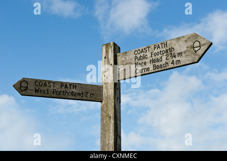 Indicazioni per sentieri costieri da Portloe Village. A ovest Portholland, NAre Head e Carne Beach. Cornovaglia meridionale Foto Stock