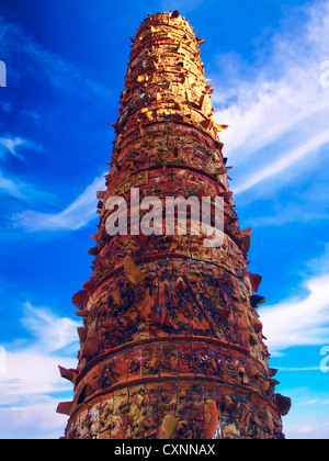 Puerto Rico, San Juan, Plaza del Quinto Centenario, vista di El Totem in Plaza del Totem. Foto Stock