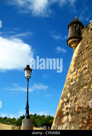 Puerto Rico, San Juan, Fort San Felipe del Morro, vista della torre di guardia e ornati in strada lampada. Foto Stock