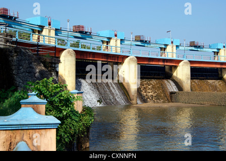 Canale di scarico di drenaggio acqua attraverso la diga Aruvikkara nel fiume Karamana in Kerala Foto Stock