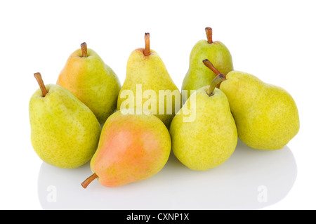 Un gruppo di freschi maturi Bartlett Pere su uno sfondo bianco con la riflessione. Formato orizzontale. Foto Stock