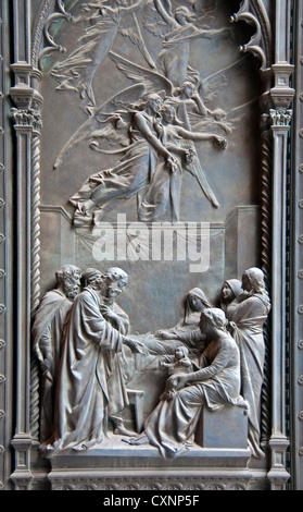 Firenze la Basilica di Santa Maria del Fiore dettaglio della porta di bronzo del portale a destra raffigura scene della vita di Maria Foto Stock