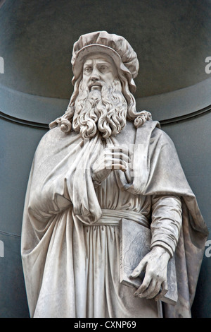 Leonardo da Vinci statua che si trova nella parte anteriore della Galleria degli Uffizi e vicino a Piazza della Signoria a Firenze Foto Stock