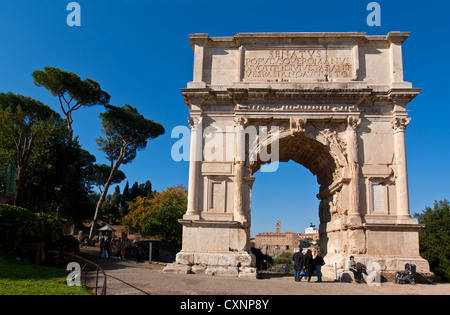 Arco di Tito sulla Via Sacra per il Foro Romano a Roma Foto Stock