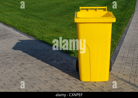 Grande giallo contenitore di riciclaggio nel parco Foto Stock