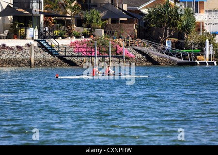 Donne Doppio skiff all università fiume regata di canottaggio trofei per Surfers Paradise Queensland Foto Stock