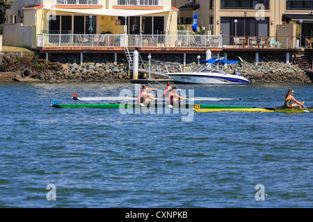 Donne Doppio skiff all università fiume regata di canottaggio trofei per Surfers Paradise Queensland Foto Stock