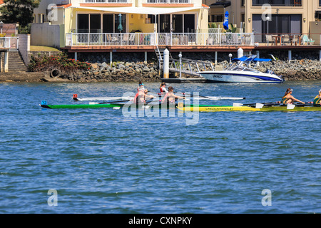 Donne Doppio skiff all università fiume regata di canottaggio trofei per Surfers Paradise Queensland Foto Stock