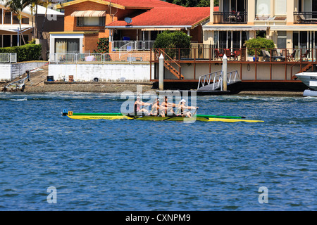 Donne Doppio skiff all università fiume regata di canottaggio trofei per Surfers Paradise Queensland Foto Stock