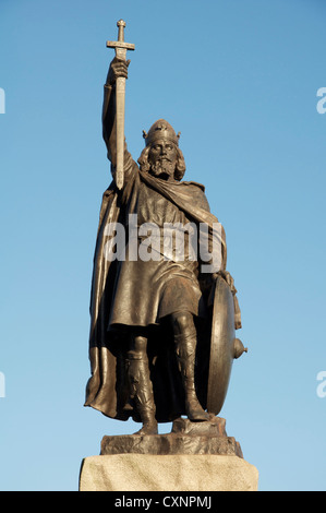 La statua del Re Alfredo il Grande guarda verso il basso sopra la città di Winchester, la storica capitale dell'antico regno di Wessex. Hampshire, Inghilterra, Regno Unito. Foto Stock