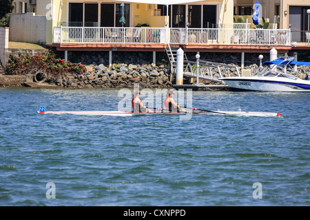 Donne Doppio skiff all università fiume regata di canottaggio trofei per Surfers Paradise Queensland Foto Stock