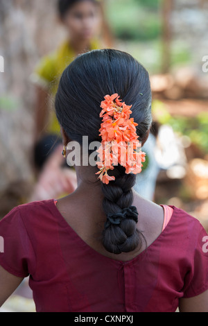 Villaggio indiano ragazze tradizionale stile di capelli con treccia e fiori. Andhra Pradesh, India Foto Stock