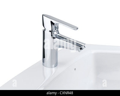 Il design è bello e del cromo rubinetto e lavabo bianco isolati su bianco Foto Stock