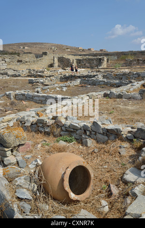 Vaso gigante tra le rovine, sito archeologico di Delos, Delos, Cicladi Sud Egeo Regione, Grecia Foto Stock