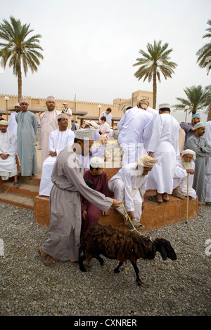 La folla al souk di bestiame in Nizwa, Oman Foto Stock