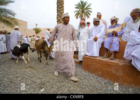 La folla al souk di bestiame in Nizwa, Oman Foto Stock