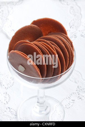 Biscotti al cioccolato in un bicchiere Foto Stock