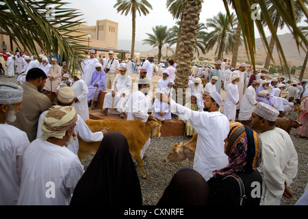 La folla al souk di bestiame in Nizwa, Oman Foto Stock