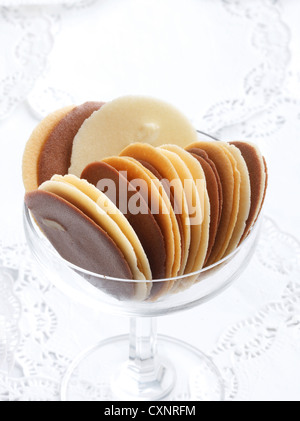 Vaniglia e biscotti al cioccolato in un bicchiere Foto Stock