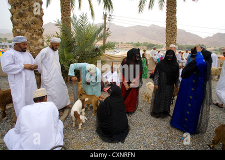 La folla al souk di bestiame in Nizwa, Oman Foto Stock