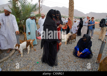 La folla al souk di bestiame in Nizwa, Oman Foto Stock