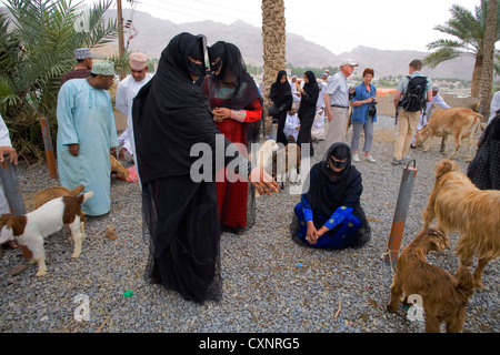 La folla al souk di bestiame in Nizwa, Oman Foto Stock