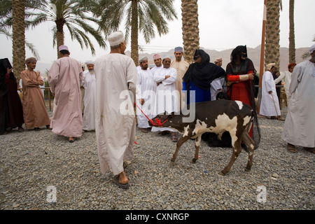 La folla al souk di bestiame in Nizwa, Oman Foto Stock