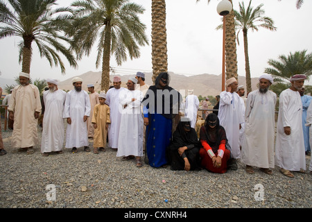 La folla al souk di bestiame in Nizwa, Oman Foto Stock