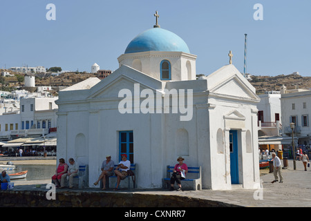 La piccola cappella sul lungomare, Chora, Mykonos, Cicladi Sud Egeo Regione, Grecia Foto Stock