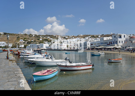 La pesca tradizionale barche nel porto, Chora, Mykonos, Cicladi Sud Egeo Regione, Grecia Foto Stock