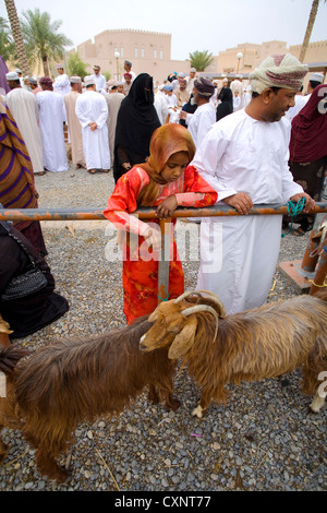 La folla al souk di bestiame in Nizwa, Oman Foto Stock