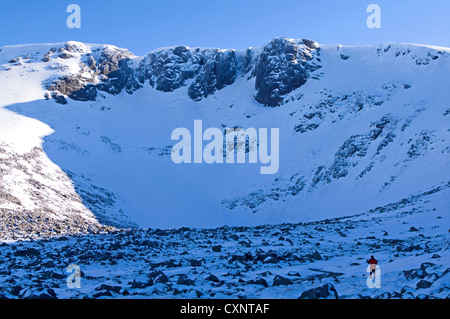 Coire un Lochain sotto Cairn Lochan sul Cairngorm altopiano, inverno, 1 hillwalker decrescente, Highlands scozzesi, Scotland, Regno Unito Foto Stock