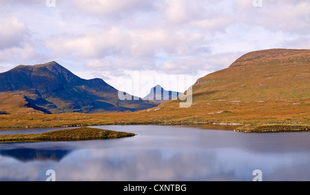 Cul Beag & Stac Pollaidh si vede attraverso Lochan un AIS, dalla rupe Knockan Visitor Center, Wester Ross, altipiani, Scotland Regno Unito Foto Stock