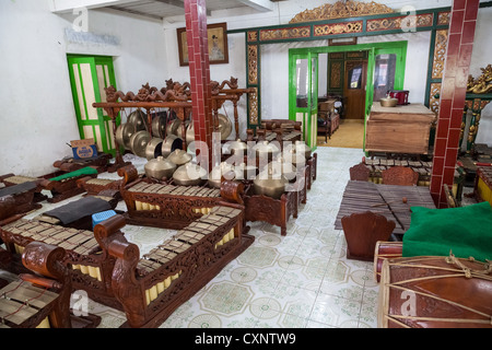 All'interno di un negozio di vendita di campane a Yogyakarta in Indonesia Foto Stock