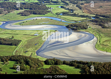 Vista aerea del fiume Leven estuario vicino Greenodd e penny Bridge nel sud del distretto dei laghi Foto Stock