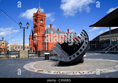 Vittoriano Edificio Pierhead e marittimo mercantile's War Memorial, la Baia di Cardiff, Cardiff, Galles del Sud. Foto Stock