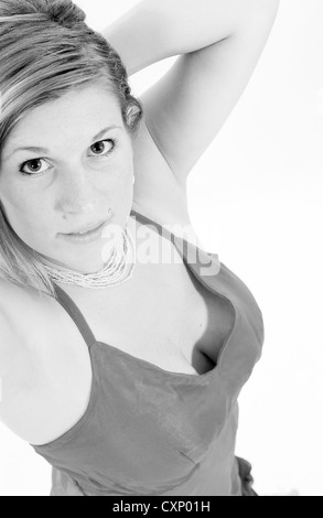 Giovane biondo busty woman in fashion shoot indossando un top rosa Foto Stock